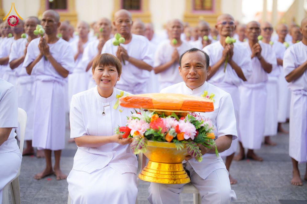 ภาพ No.278523:วันอาทิตย์ที่ 14 ธันวาคม พ.ศ.2568  พิธีเวียนประทักษิณ พิธีวันทาสีมาพระประธาน โครงการบวชบูชาธรรมมหาปูชนียาจารย์ ของศูนย์ปฏิบัติธรรมบุรีรัมย์ ณ วัดกลาง พระอารามหลวง จังหวัดบุรีรัมย์