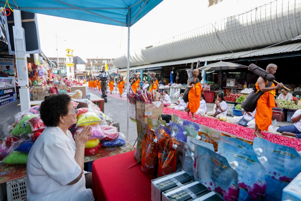 ภาพ No.287466:วันที่ 3 มกราคม พ.ศ. 2569 พิธีต้อนรับพระธรรมยาตรา ในโครงการธรรมยาตรา กตัญญูบูชา มหาปูชนียาจารย์ พระมงคลเทพมุนี(สด จนฺทสโร) พระผู้ปราบมาร อนุสรณ์สถาน 7 แห่ง ปีที่ 14 ณ อนุสรณ์สถานมหาวิหารพระมงคลเทพมุนี (โลตัสแลนด์) อ.สองพี่น้อง จ.สุพรรณบุรี