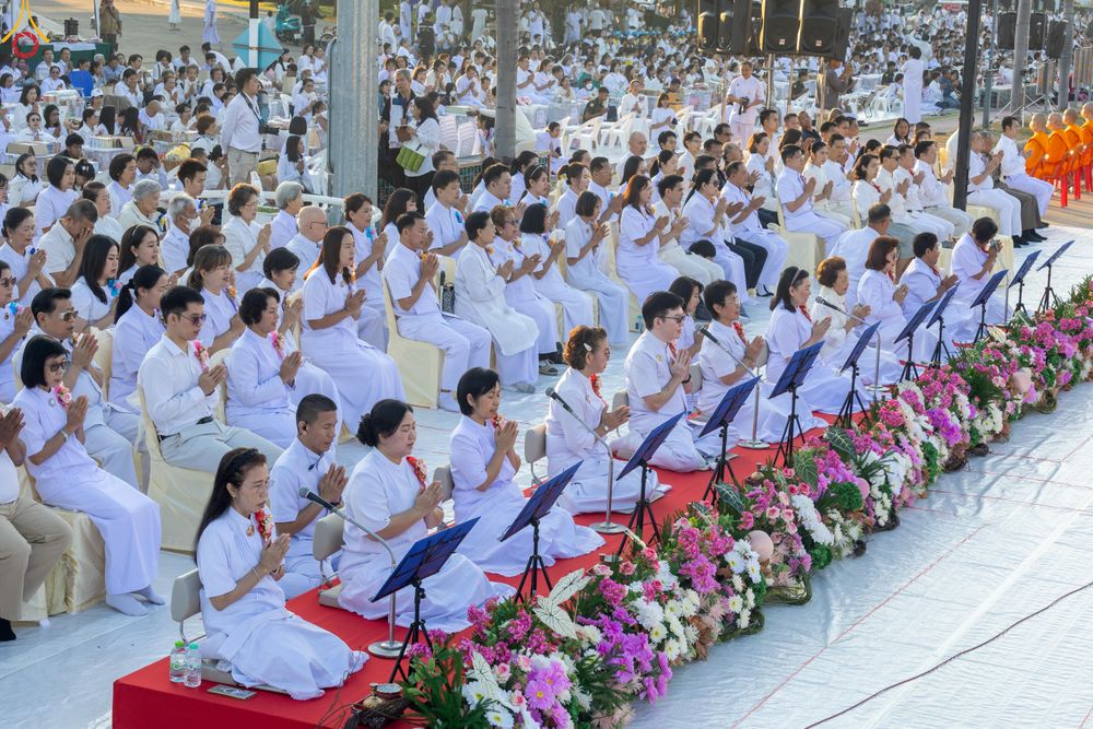 ภาพ No.282610:วันเสาร์ที่ 20 ธันวาคม พ.ศ.2568 พิธีตักบาตรพระ 10,000 รูป (ชุด 2) เนื่องในโอกาส 194 ปี จังหวัดกาญจนบุรี และอุทิศส่วนกุศลให้แด่บรรพชนทั้งหลาย บริเวณถนนสองแคว (Skywalk) เมืองกาญจนบุรี