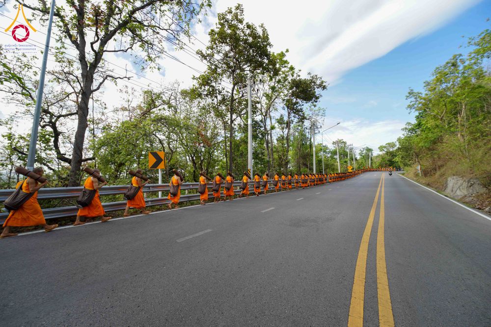 ภาพ No.329138:วันเสาร์ที่ 16 พฤษภาคม พ.ศ.2569 ธรรมยาตรา เดินดูดวงขึ้นดอยฉลองแชมป์บาลี วัดบ้านขุน อำเภอฮอด จังหวัดเชียงใหม่