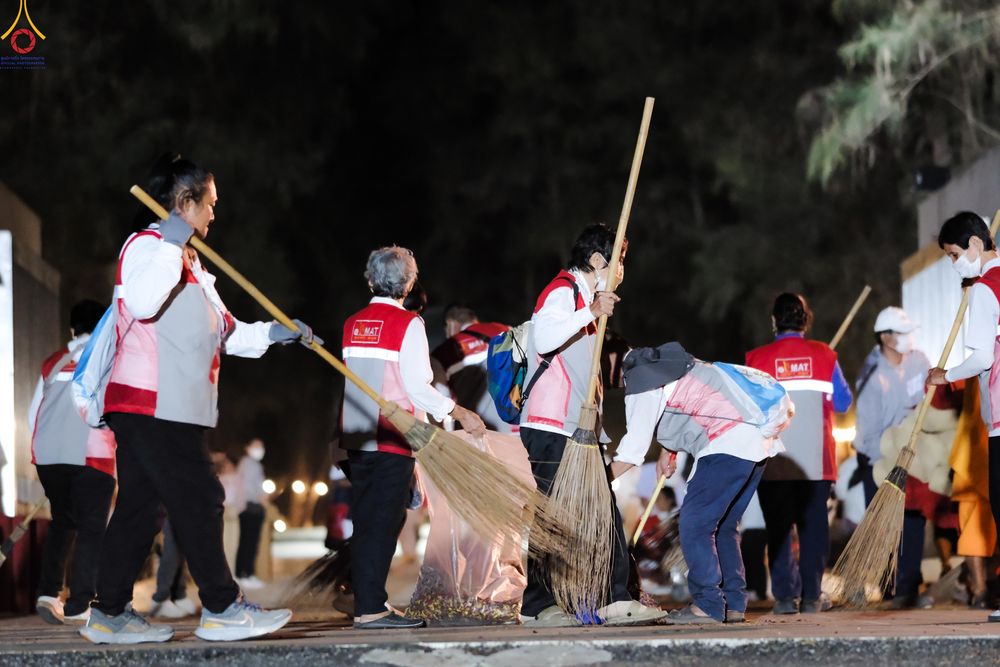 ภาพ No.296330:ภาพเบื้องหลังอาสาสมัครรวมใจ ชุดที่ 2 ในโครงการธรรมยาตรา กตัญญูบูชา มหาปูชนียาจารย์ พระมงคลเทพมุนี(สด จนฺทสโร) พระผู้ปราบมาร อนุสรณ์สถาน 7 แห่ง ปีที่ 14