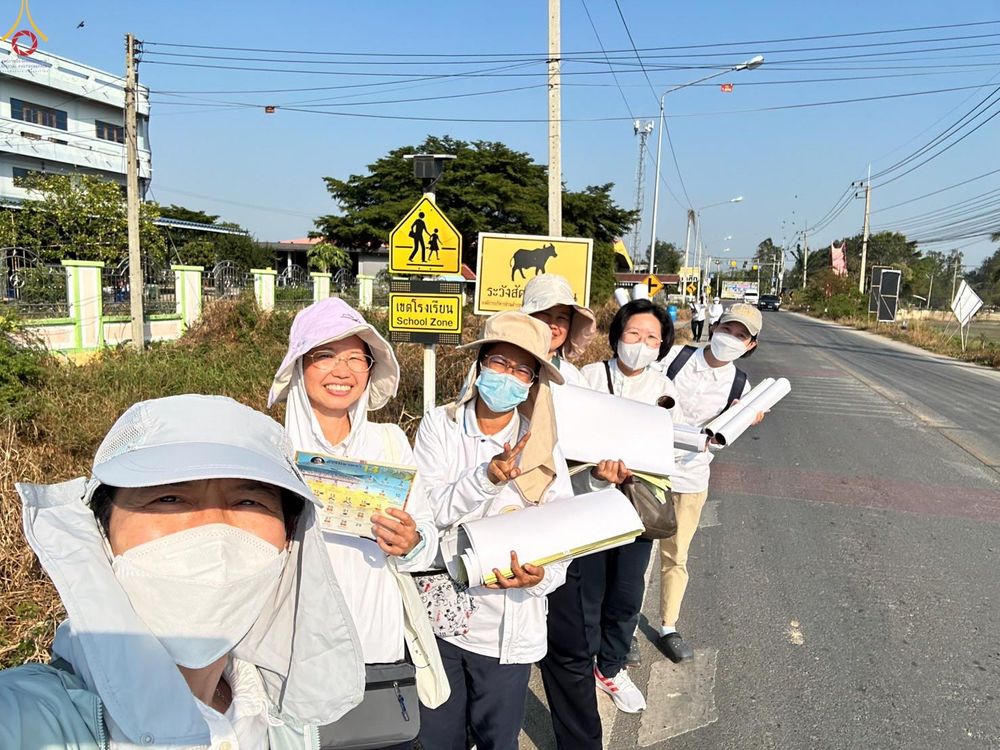 ภาพ No.300436:ภาพเบื้องหลังอาสาสมัครรวมใจ ชุดที่ 3 ในโครงการธรรมยาตรา กตัญญูบูชา มหาปูชนียาจารย์ พระมงคลเทพมุนี(สด จนฺทสโร) พระผู้ปราบมาร อนุสรณ์สถาน 7 แห่ง ปีที่ 14