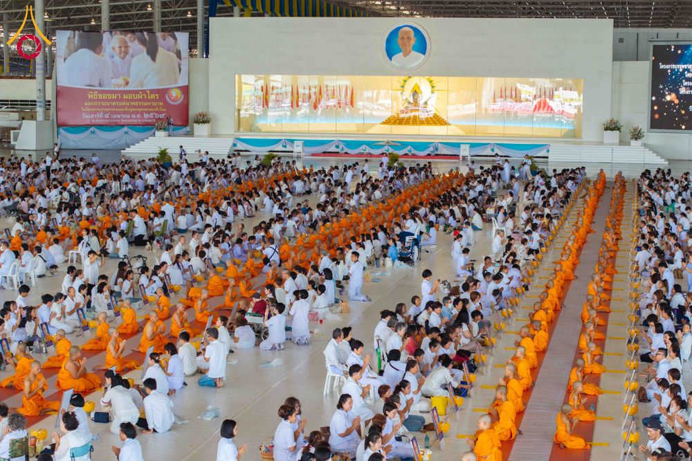 ภาพ No.319586:วันเสาร์ที่ 4 เมษายน พ.ศ.2569 พิธีขอขมา มอบผ้าไตร และถวายบาตรแด่นาคธรรมทายาท ในโครงการบรรพชาสามเณรฟื้นฟูพระพุทธศาสนาทั่วไทย โครงการหน่อแก้วเปรียญธรรม รุ่นที่ 14 โครงการสามเณรยุวธรรมทายาท รุ่นที่ 34 โครงการสามเณรมัชฌิมธรรมทายาท รุ่นที่ 30 ณ สภาธรรมกายสากล