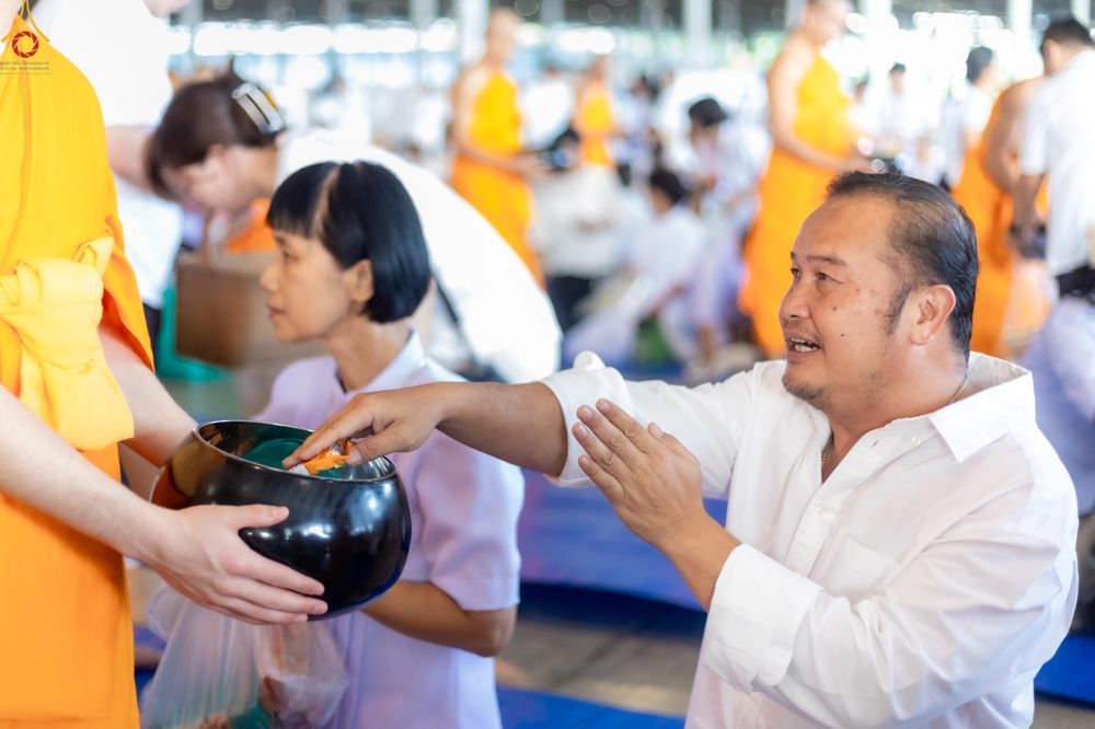 ภาพ No.318203:วันอาทิตย์ต้นเดือนที่ 5 เมษายน พ.ศ.2569 พิธีตักบาตร ณ บ้านแก้วเรือนทองคุณยายอาจารย์ฯ วัดพระธรรมกาย