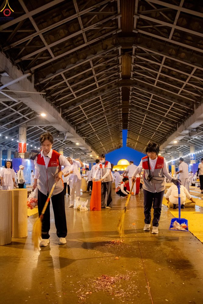 ภาพ No.296130:ภาพเบื้องหลังอาสาสมัครรวมใจ ชุดที่ 1 ในโครงการธรรมยาตรา กตัญญูบูชา มหาปูชนียาจารย์ พระมงคลเทพมุนี(สด จนฺทสโร) พระผู้ปราบมาร อนุสรณ์สถาน 7 แห่ง ปีที่ 14