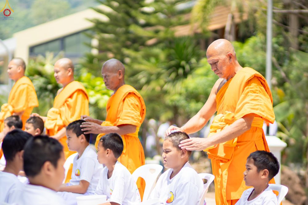 ภาพ No.320118:วันเสาร์ที่ 4 เมษายน 2569 พิธีตัดปอยผม ขอขมาผู้ปกครอง  มอบบาตร-ผ้าไตร และพิธีบรรพชาสามเณร 87 รูป  ณ ศูนย์ปฏิบัติธรรมระยอง(บ้านช่องลม)  ต.บางบุตร อ.บ้านค่าย จ.ระยอง