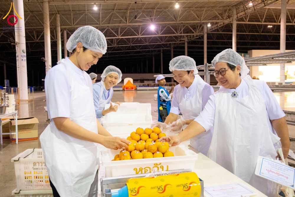 ภาพ No.287294:วันที่ 3 มกราคม พ.ศ.2569 พิธีถวายภัตตาหารเป็นสังฆทาน แด่พระธรรมยาตรา ณ วัดพระธรรมกาย  จังหวัดปทุมธานี ในโครงการธรรมยาตรา กตัญญูบูชา มหาปูชนียาจารย์ พระมงคลเทพมุนี(สด จนฺทสโร) พระผู้ปราบมาร อนุสรณ์สถาน 7 แห่ง ปีที่ 14