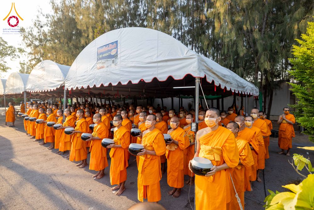 ภาพ No.292700:วันที่ 12 มกราคม พ.ศ. 2569 พิธีถวายภัตตาหารเป็นสังฆทาน แด่พระธรรมยาตรา ณ อนุสรณ์สถานมหาวิหารพระมงคลเทพมุนี (โลตัสแลนด์) อ.สองพี่น้อง จ.สุพรรณบุรี ในโครงการธรรมยาตรา กตัญญูบูชา มหาปูชนียาจารย์ พระมงคลเทพมุนี(สด จนฺทสโร) พระผู้ปราบมาร อนุสรณ์สถาน 7 แห่ง ปี