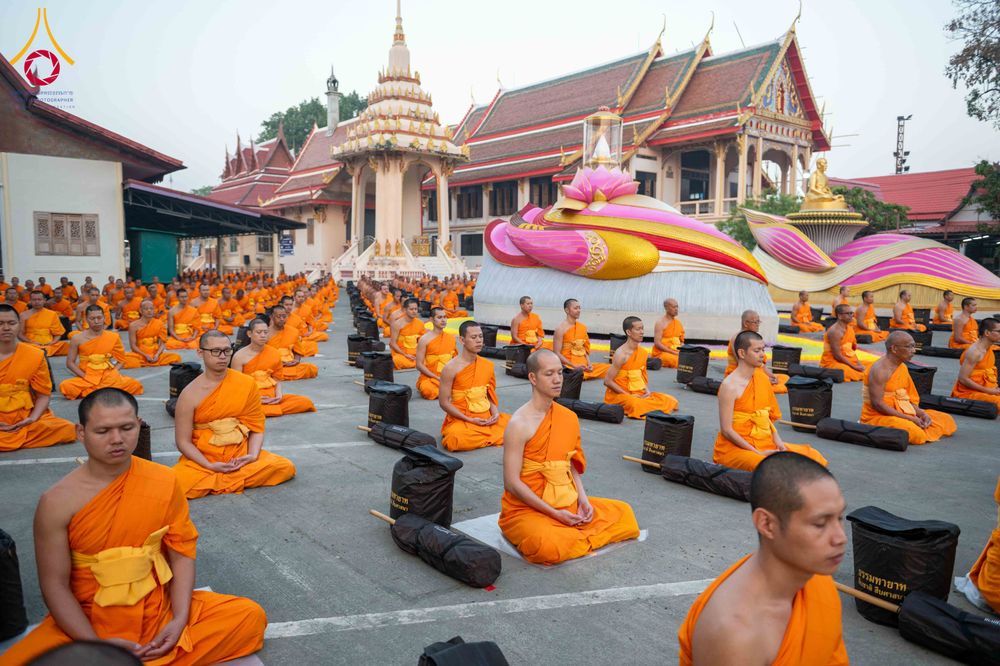 ภาพ No.297303:วันที่ 15 มกราคม พ.ศ.2569 พระธรรมยาตราปฏิบัติธรรมและถ่ายภาพหมู่ประวัติศาสตร์ อนุสรณ์สถานลำดับที่ 4 สถานที่เกิดด้วยกายธรรม  ณ วัดโบสถ์บน ต.บางคูเวียง จ.นนทบุรี ในโครงการธรรมยาตรา กตัญญูบูชา มหาปูชนียาจารย์ พระมงคลเทพมุนี(สด จนฺทสโร) พระผู้ปราบมาร อนุสรณ์ส