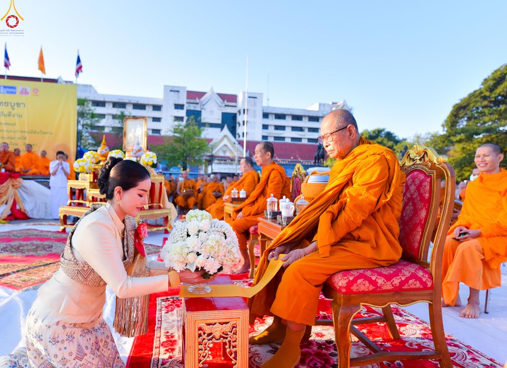 ภาพ No.280199:วันอังคารที่ ๓๐ ธันวาคม พ.ศ. ๒๕๖๘ พิธีตักบาตรพระ ๑,๐๖๙ รูป จังหวัดกาฬสินธุ์   ณ บริเวณสนามหน้าศาลากลาง จังหวัดกาฬสินธุ์ (หลังเก่า)