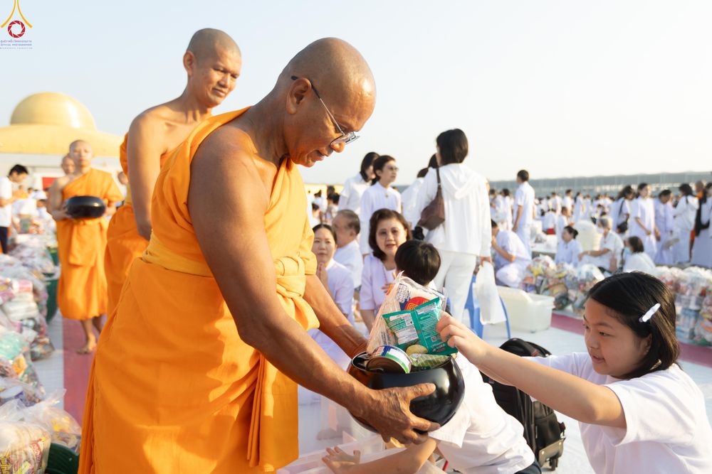 ภาพ No.279866:วันที่ 1 มกราคม พ.ศ.2569 พิธีตักบาตรในวันขึ้นปีใหม่ ณ ลานธรรม วัดพระธรรมกาย