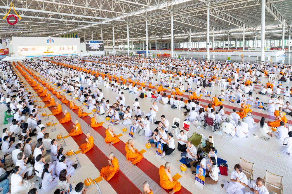 ภาพ No.319585:วันเสาร์ที่ 4 เมษายน พ.ศ.2569 พิธีขอขมา มอบผ้าไตร และถวายบาตรแด่นาคธรรมทายาท ในโครงการบรรพชาสามเณรฟื้นฟูพระพุทธศาสนาทั่วไทย โครงการหน่อแก้วเปรียญธรรม รุ่นที่ 14 โครงการสามเณรยุวธรรมทายาท รุ่นที่ 34 โครงการสามเณรมัชฌิมธรรมทายาท รุ่นที่ 30 ณ สภาธรรมกายสากล