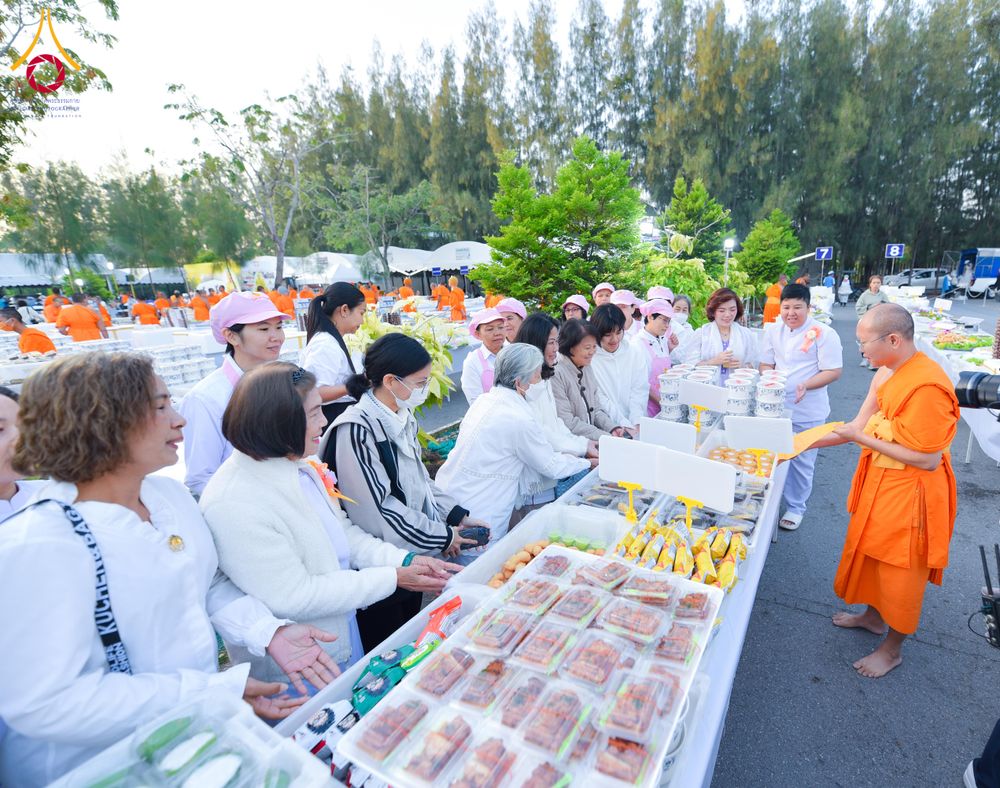 ภาพ No.292618:วันที่ 12 มกราคม พ.ศ. 2569 พิธีถวายภัตตาหารเป็นสังฆทาน แด่พระธรรมยาตรา ณ อนุสรณ์สถานมหาวิหารพระมงคลเทพมุนี (โลตัสแลนด์) อ.สองพี่น้อง จ.สุพรรณบุรี ในโครงการธรรมยาตรา กตัญญูบูชา มหาปูชนียาจารย์ พระมงคลเทพมุนี(สด จนฺทสโร) พระผู้ปราบมาร อนุสรณ์สถาน 7 แห่ง ปี