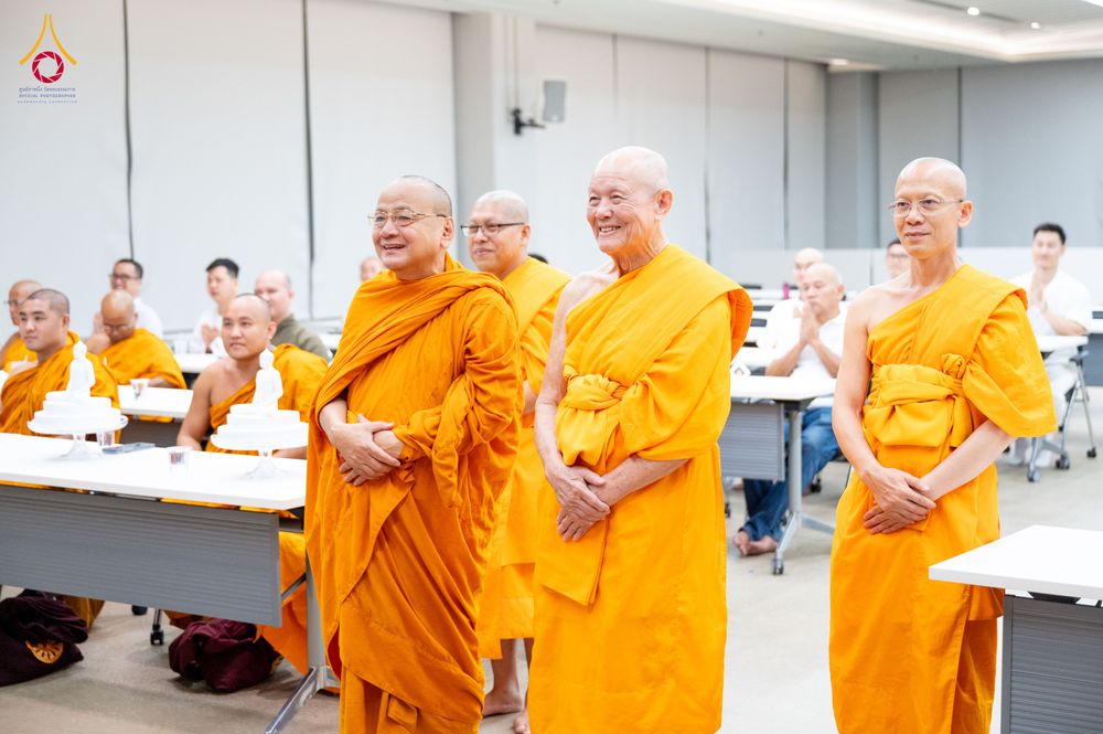 ภาพ No.324795:วันอังคารที่ 21 เมษายน พ.ศ.2569  หลวงพ่อทัตตชีโว รองเจ้าอาวาสวัดพระธรรมกาย ถวายการต้อนรับและปฏิสันถารคณะสงฆ์จากประเทศเวียดนาม