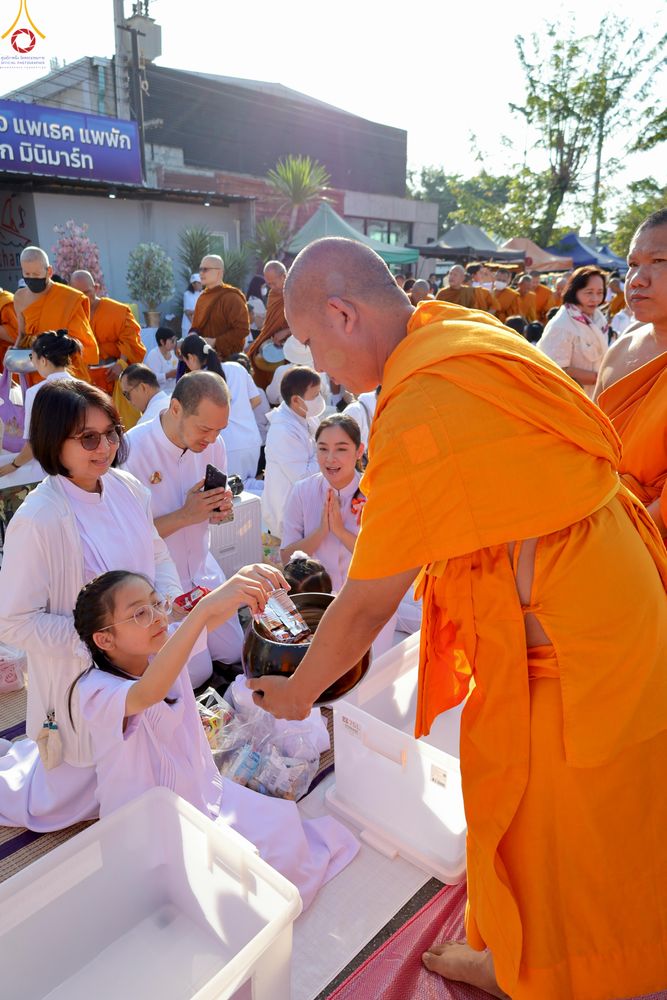 ภาพ No.282753:วันเสาร์ที่ 20 ธันวาคม พ.ศ.2568 พิธีตักบาตรพระ 10,000 รูป (ชุด 2) เนื่องในโอกาส 194 ปี จังหวัดกาญจนบุรี และอุทิศส่วนกุศลให้แด่บรรพชนทั้งหลาย บริเวณถนนสองแคว (Skywalk) เมืองกาญจนบุรี