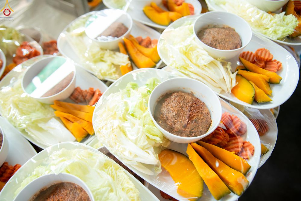 ภาพ No.325750:วันที่ 22 เมษายน พ.ศ.2569(วันคุ้มครองโลก) งานถวายมหาสังฆทาน 40,000 กว่าวัดทั่วประเทศ เจ้าหน้าที่ สาธุชน ร่วมใจจัดเตรียมภัตตาหารเพล (ชุด 2)