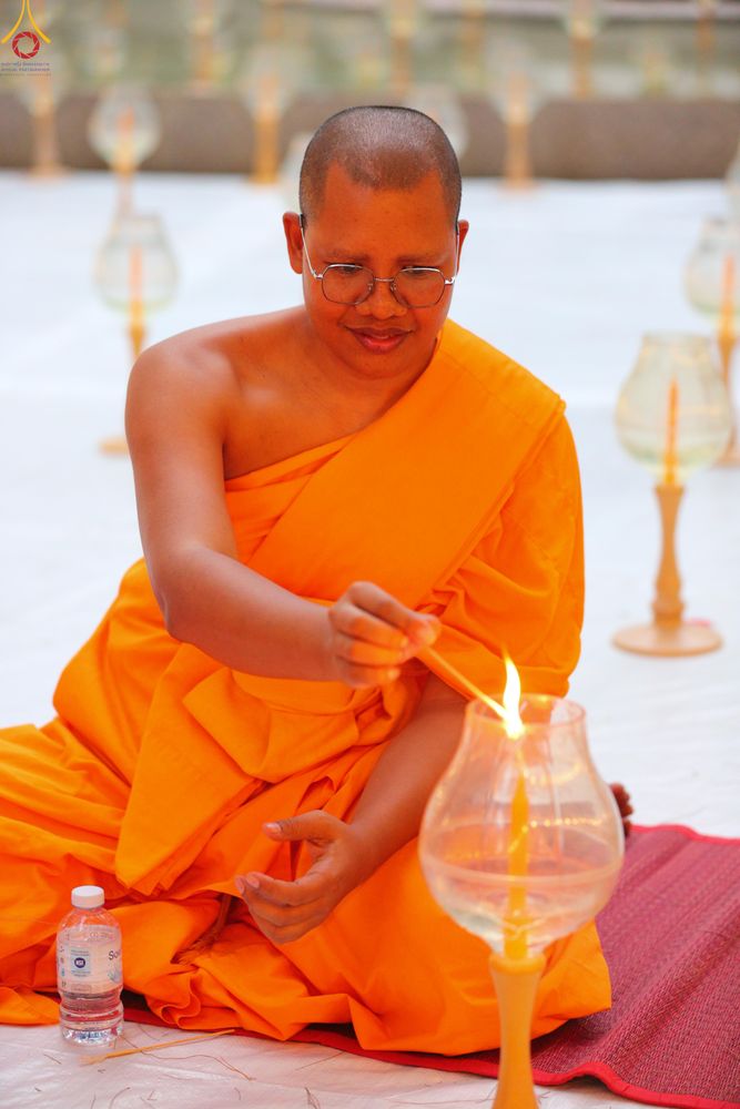 ภาพ No.290140:วันที่ 6 มกราคม พ.ศ. 2569 พิธีจุดประทีปถวายเป็นพุทธบูชา และบูชาธรรมมหาปูชนียาจารย์ (ภาพชุดที่ 2) ณ อนุสรณ์สถานมหาวิหารพระมงคลเทพมุนี (โลตัสแลนด์) อ.สองพี่น้อง จ.สุพรรณบุรี ในโครงการธรรมยาตรา กตัญญูบูชา มหาปูชนียาจารย์ พระมงคลเทพมุนี(สด จนฺทสโร) พระผู้ปรา