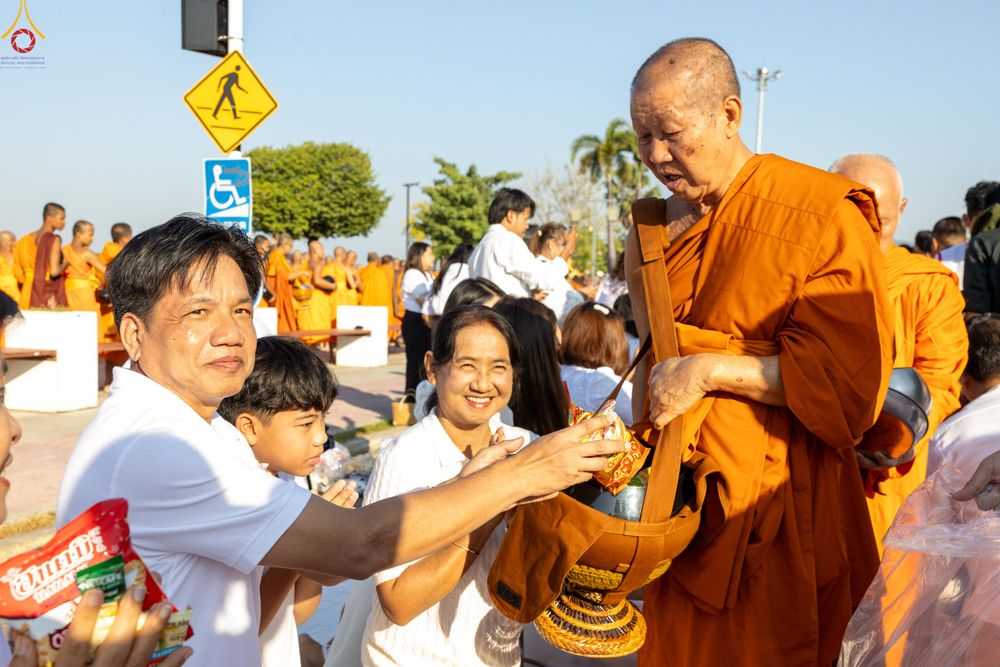ภาพ No.282707:วันเสาร์ที่ 20 ธันวาคม พ.ศ.2568 พิธีตักบาตรพระ 10,000 รูป (ชุด 2) เนื่องในโอกาส 194 ปี จังหวัดกาญจนบุรี และอุทิศส่วนกุศลให้แด่บรรพชนทั้งหลาย บริเวณถนนสองแคว (Skywalk) เมืองกาญจนบุรี