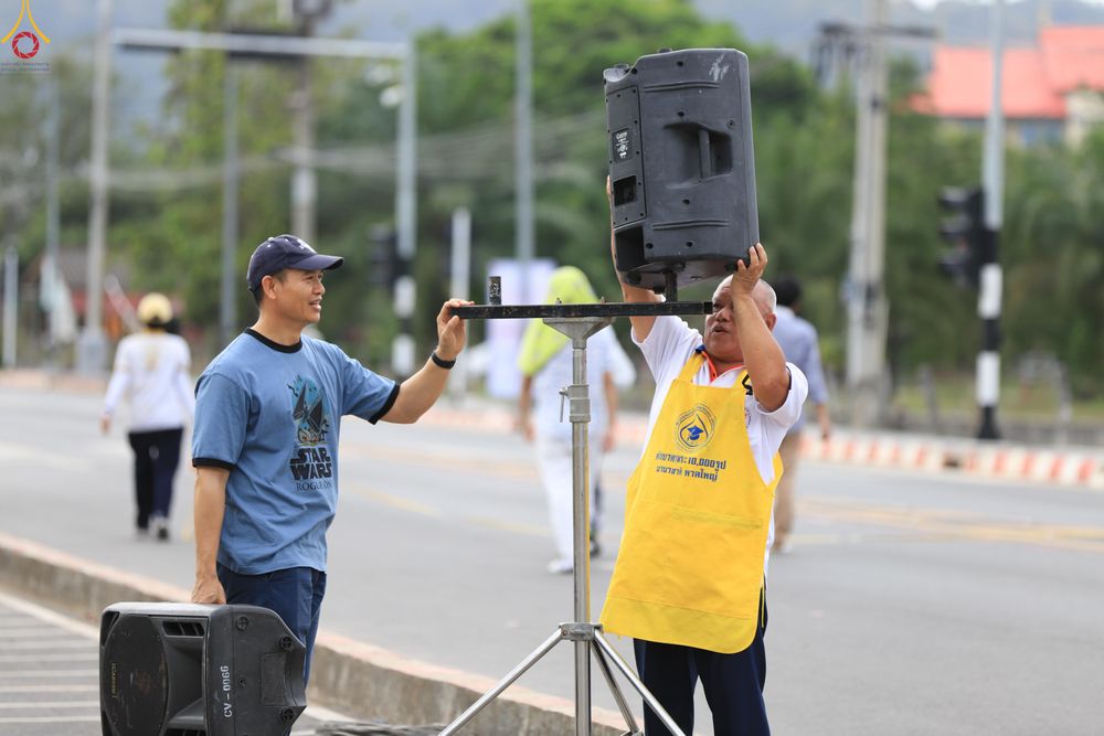 ภาพ No.280882:วันที่ 27 ธันวาคม พ.ศ.2568 คณะสงฆ์และเจ้าหน้าที่ทุกสังกัด ช่วยกันเตรียมงานตักบาตรพระ 1,000 รูป จ.สตูล
