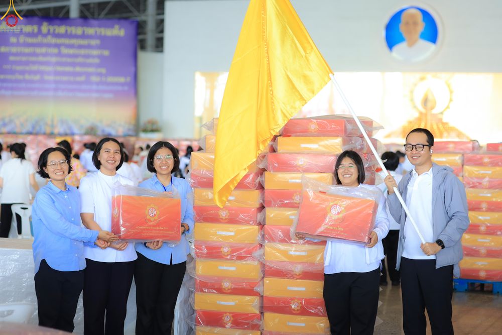 ภาพ No.322010:วันที่ 12 -13 เมษายน พ.ศ.2569 การเตรียมกล่องไทยธรรม + การขนย้ายเก้าอี้ เพื่องานถวายมหาสังฆทาน 40,000 กว่าวัดทั่วประเทศ วันคุ้มครองโลก 22 เมษายน พ.ศ.2569 วัดพระธรรมกาย