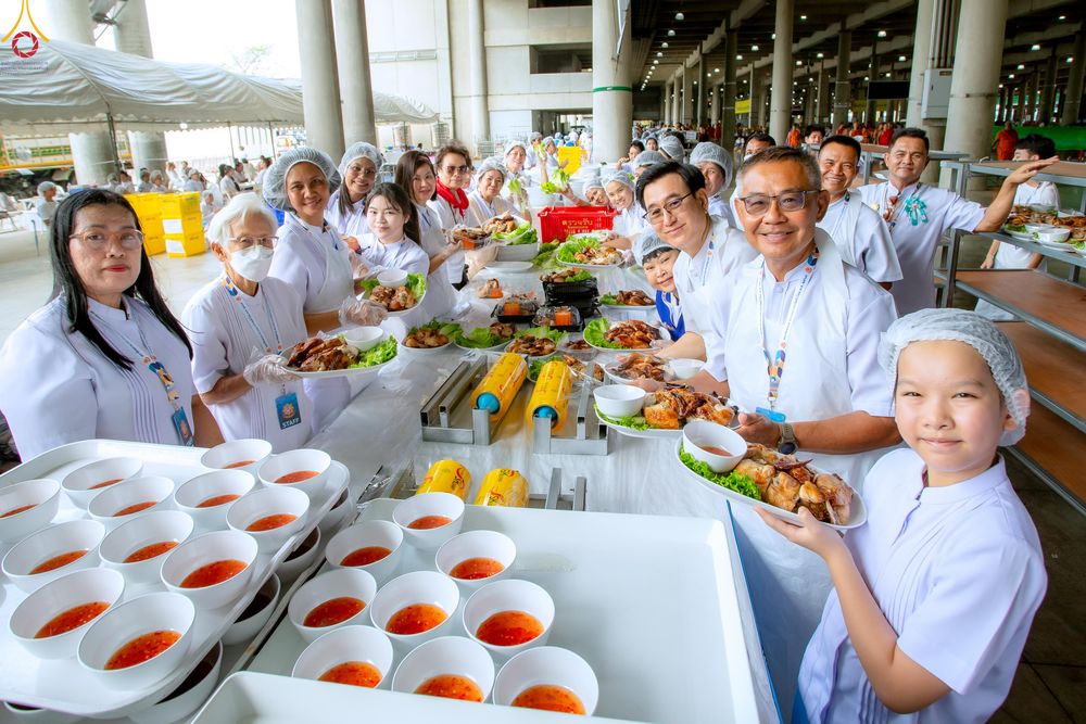 ภาพ No.325704:วันที่ 22 เมษายน พ.ศ.2569(วันคุ้มครองโลก) งานถวายมหาสังฆทาน 40,000 กว่าวัดทั่วประเทศ เจ้าหน้าที่ สาธุชน ร่วมใจจัดเตรียมภัตตาหารเพล (ชุด 2)