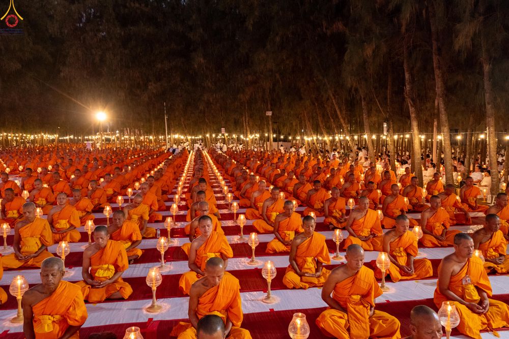 ภาพ No.290183:วันที่ 6 มกราคม พ.ศ. 2569 พิธีจุดประทีปถวายเป็นพุทธบูชา และบูชาธรรมมหาปูชนียาจารย์ (ภาพชุดที่ 2) ณ อนุสรณ์สถานมหาวิหารพระมงคลเทพมุนี (โลตัสแลนด์) อ.สองพี่น้อง จ.สุพรรณบุรี ในโครงการธรรมยาตรา กตัญญูบูชา มหาปูชนียาจารย์ พระมงคลเทพมุนี(สด จนฺทสโร) พระผู้ปรา