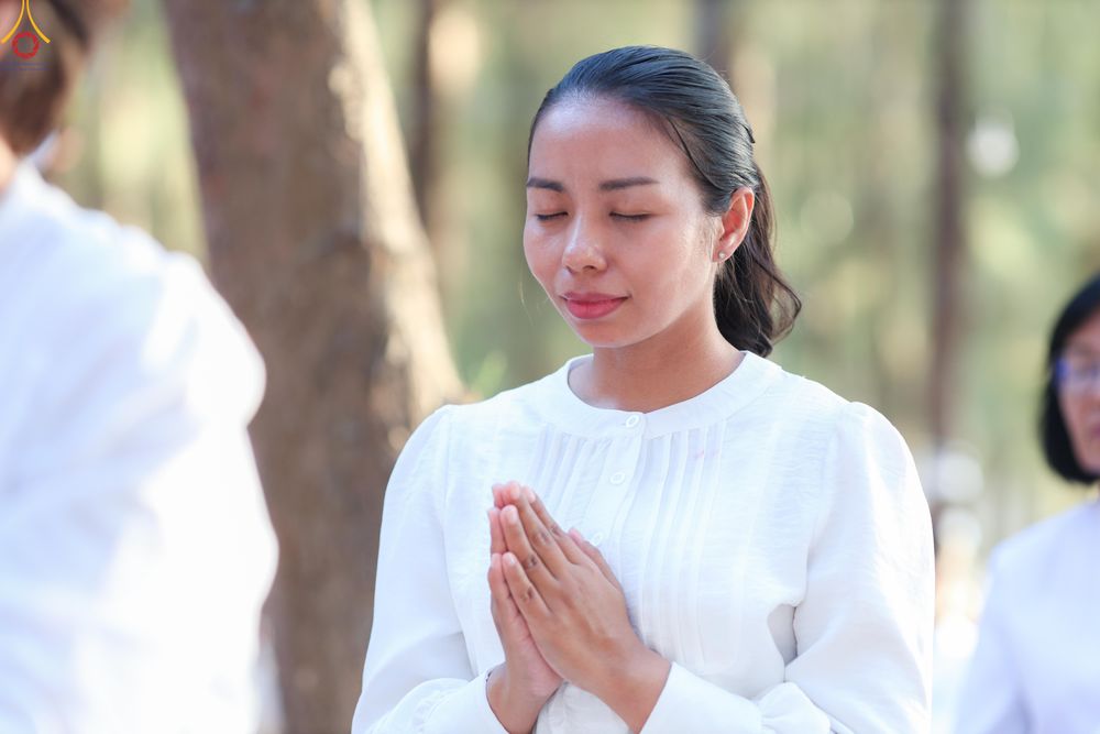 ภาพ No.290082:วันที่ 6 มกราคม พ.ศ. 2569 พิธีจุดประทีปถวายเป็นพุทธบูชา และบูชาธรรมมหาปูชนียาจารย์ (ภาพชุดที่ 2) ณ อนุสรณ์สถานมหาวิหารพระมงคลเทพมุนี (โลตัสแลนด์) อ.สองพี่น้อง จ.สุพรรณบุรี ในโครงการธรรมยาตรา กตัญญูบูชา มหาปูชนียาจารย์ พระมงคลเทพมุนี(สด จนฺทสโร) พระผู้ปรา