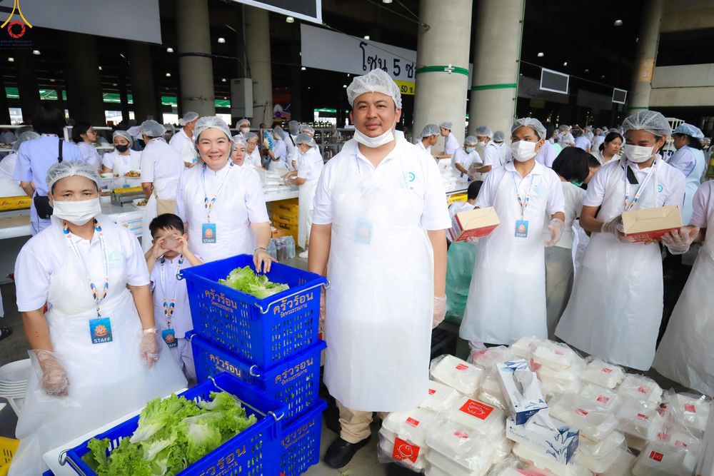 ภาพ No.325811:วันที่ 22 เมษายน พ.ศ.2569(วันคุ้มครองโลก) งานถวายมหาสังฆทาน 40,000 กว่าวัดทั่วประเทศ เจ้าหน้าที่ สาธุชน ร่วมใจจัดเตรียมภัตตาหารเพล (ชุด 2)