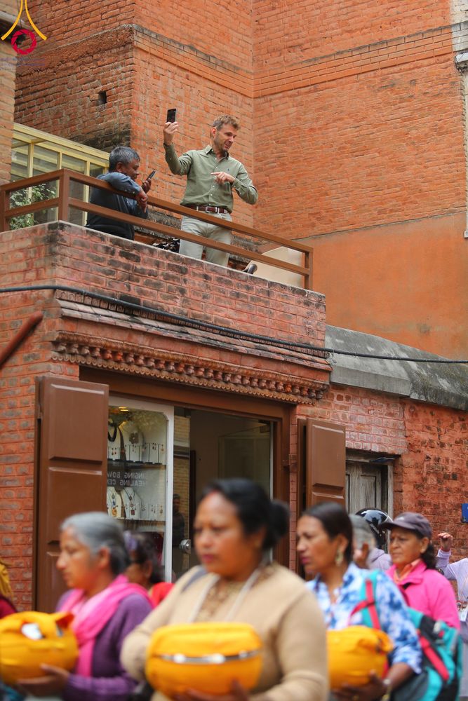 ภาพ No.313498:วันพฤหัสบดีที่ 12 มีนาคม พ.ศ. 2569 ขบวนแห่นาคธรรมทายาทในโครงการบรรพชาสามเณร 500 รูป  จาก นาคบาฮาล (Nagbahal) สู่จัตุรัสปาทัน (Patan Durbar Square) ประเทศเนปาล