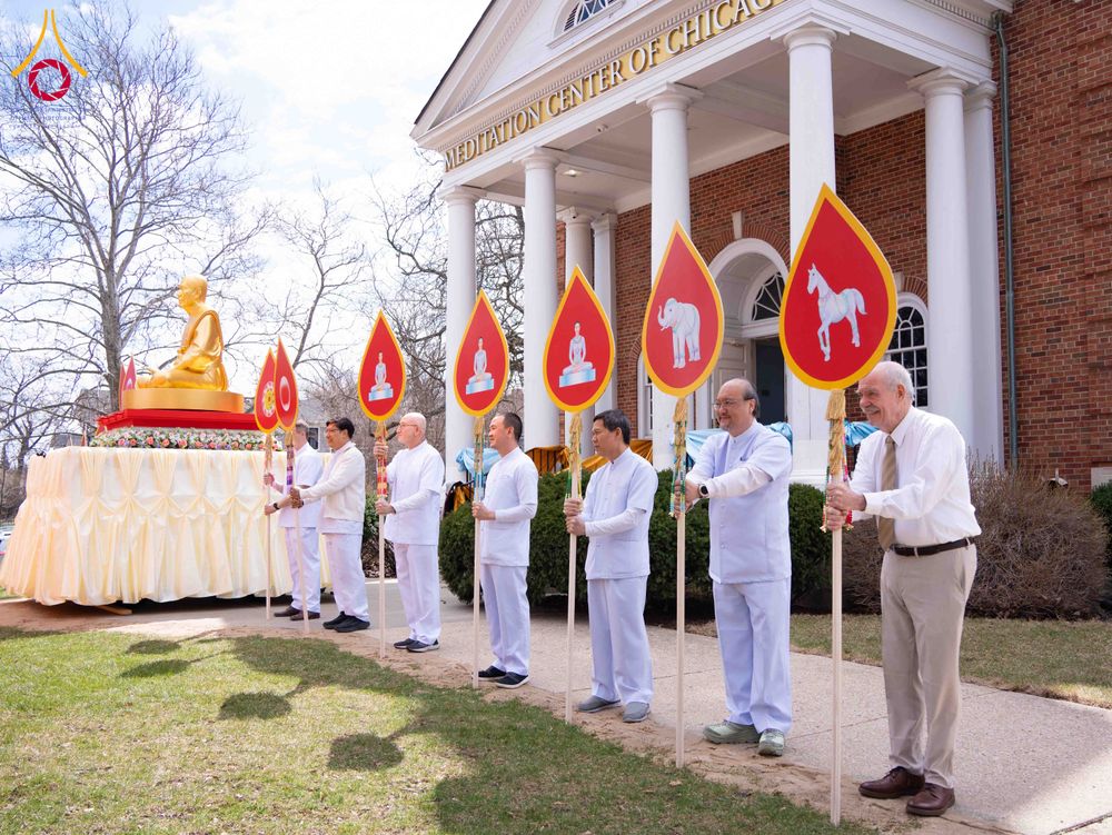 ภาพ No.319066:วันที่ 29 มีนาคม พ.ศ.2569 พิธีอัญเชิญรูปหล่อพระมงคลเทพมุนี (สด จนฺทสโร) ประดิษฐาน ณ ห้องปฏิบัติธรรม “มงคลรัตนโชติ”  วัดพระธรรมกายชิคาโก ประเทศสหรัฐอเมริกา
