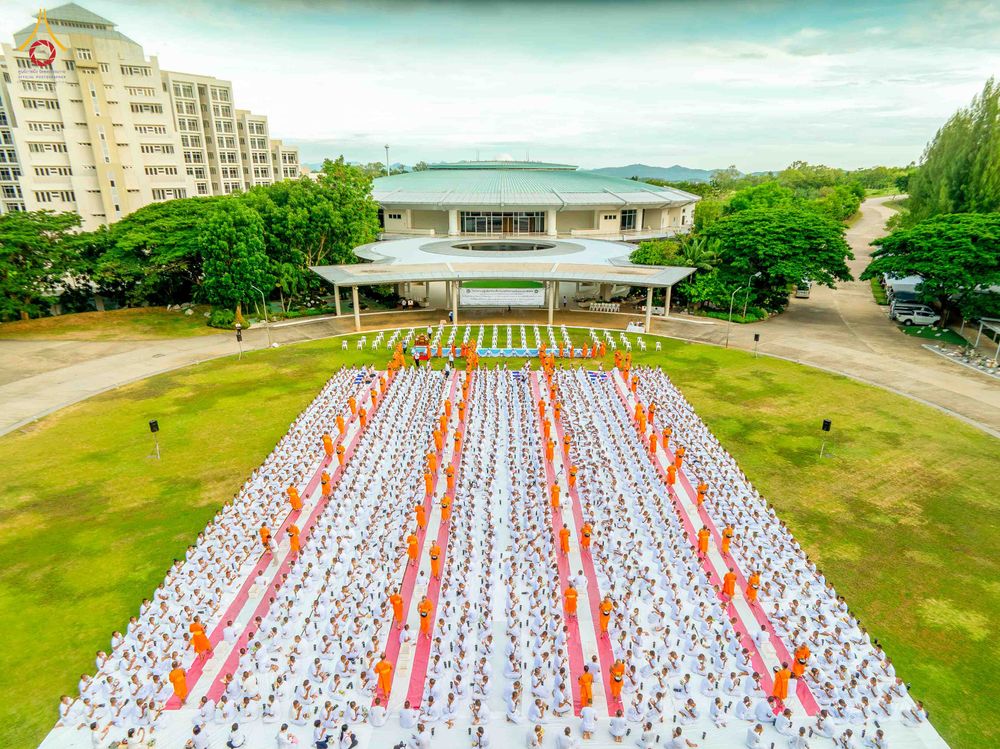 ภาพ No.341005:วันที่ 26 กรกฎาคม พ.ศ. 2569 โครงการพัฒนาคุณธรรม จริยธรรม สำหรับนักเรียนนายสิบตำรวจ (นสต.) รุ่นที่ 17 ศูนย์ฝึกอบรมตำรวจภูธรภาค 1 ได้จัดกิจกรรม ตักบาตรเพื่อน้อมอุทิศถวายเพื่อเป็นพระราชกุศลฯ  และปฏิบัติธรรม ติวธรรมมะ ณ ศูนย์ปฏิบัติธรรมเวิล์ดพีช วัลเล่ย์ (Wo