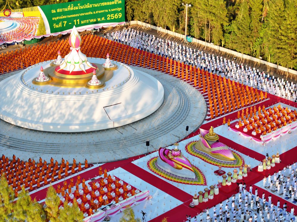 ภาพ No.291952:วันที่ 10 มกราคม พ.ศ. 2569 พิธีจุดประทีปถวายเป็นพุทธบูชา และบูชาธรรมมหาปูชนียาจารย์  ณ อนุสรณ์สถานคลองบางนางแท่น อ.สามพราน จ.นครปฐม ในโครงการธรรมยาตรา กตัญญูบูชา มหาปูชนียาจารย์ พระมงคลเทพมุนี(สด จนฺทสโร) พระผู้ปราบมาร อนุสรณ์สถาน 7 แห่ง ปีที่ 14