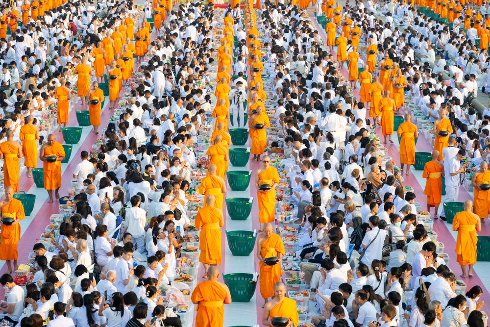 ภาพ No.279830:วันที่ 1 มกราคม พ.ศ.2569 พิธีตักบาตรในวันขึ้นปีใหม่ ณ ลานธรรม วัดพระธรรมกาย