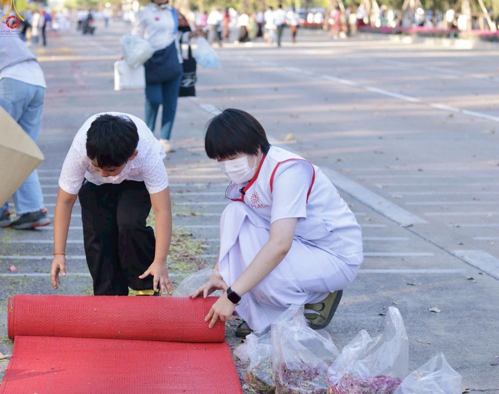 ภาพ No.296073:ภาพเบื้องหลังอาสาสมัครรวมใจ ชุดที่ 1 ในโครงการธรรมยาตรา กตัญญูบูชา มหาปูชนียาจารย์ พระมงคลเทพมุนี(สด จนฺทสโร) พระผู้ปราบมาร อนุสรณ์สถาน 7 แห่ง ปีที่ 14