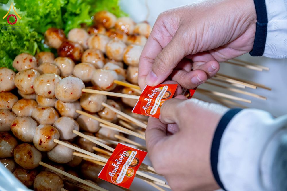 ภาพ No.292504:วันที่ 12 มกราคม พ.ศ. 2569 พิธีถวายภัตตาหารเป็นสังฆทาน แด่พระธรรมยาตรา ณ อนุสรณ์สถานมหาวิหารพระมงคลเทพมุนี (โลตัสแลนด์) อ.สองพี่น้อง จ.สุพรรณบุรี ในโครงการธรรมยาตรา กตัญญูบูชา มหาปูชนียาจารย์ พระมงคลเทพมุนี(สด จนฺทสโร) พระผู้ปราบมาร อนุสรณ์สถาน 7 แห่ง ปี