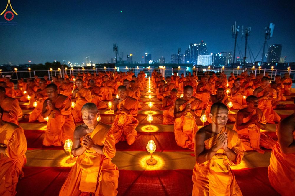 ภาพ No.201746:พิธีจุดประทีปถวายเป็นพุทธบูชา และบูชาธรรมมหาปูชนียาจารย์ ณ อาคารธรรมยาตรา กตัญญูบูชามหาปูชนียาจารย์ ตรงข้ามวัดปากน้ำภาษีเจริญ จ.กรุงเทพมหานคร ในโครงการธรรมยาตรา กตัญญูบูชา มหาปูชนียาจารย์ พระมงคลเทพมุนี(สด จนฺทสโร) พระผู้ปราบมาร อนุสรณ์สถาน 7 แห่ง