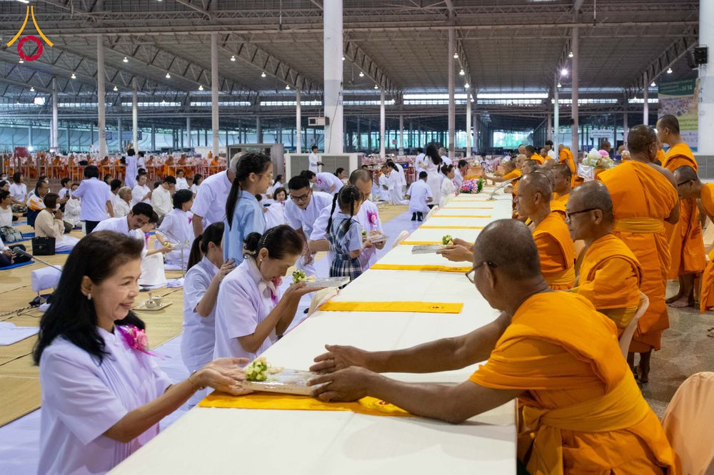 ภาพ No.303548:วันที่ 27 มกราคม พ.ศ. 2569 พิธีถวายภัตตาหารเป็นสังฆทาน แด่พระธรรมยาตรา ณ วัดพระธรรมกาย  จังหวัดปทุมธานี ในโครงการธรรมยาตรา กตัญญูบูชา มหาปูชนียาจารย์ พระมงคลเทพมุนี(สด จนฺทสโร) พระผู้ปราบมาร อนุสรณ์สถาน 7 แห่ง ปีที่ 14