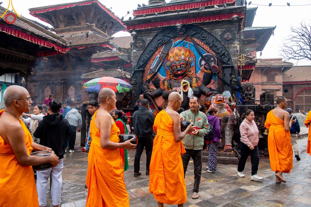 ภาพ No.317190:วันจันทร์ที่ 30 มีนาคม พ.ศ.2569 จาริกบิณฑบาตสยมภูนาทสู่พระราชวังหนุมานโดกา ประเทศเนปาล