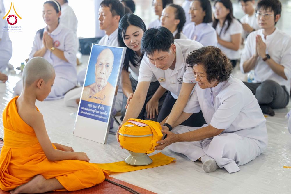 ภาพ No.319595:วันเสาร์ที่ 4 เมษายน พ.ศ.2569 พิธีขอขมา มอบผ้าไตร และถวายบาตรแด่นาคธรรมทายาท ในโครงการบรรพชาสามเณรฟื้นฟูพระพุทธศาสนาทั่วไทย โครงการหน่อแก้วเปรียญธรรม รุ่นที่ 14 โครงการสามเณรยุวธรรมทายาท รุ่นที่ 34 โครงการสามเณรมัชฌิมธรรมทายาท รุ่นที่ 30 ณ สภาธรรมกายสากล
