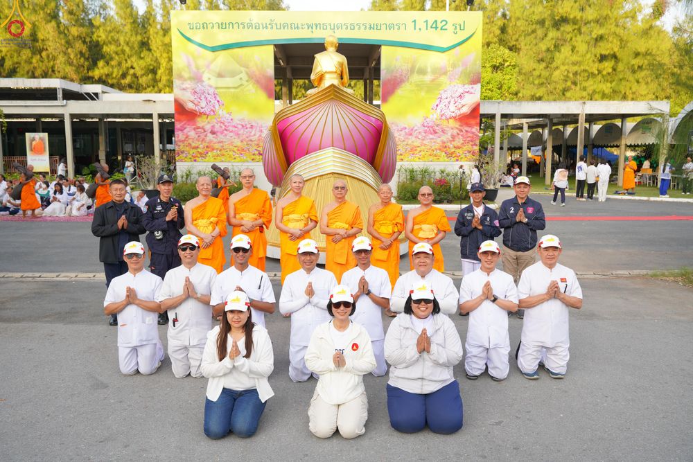 ภาพ No.296364:ภาพเบื้องหลังอาสาสมัครรวมใจ ชุดที่ 2 ในโครงการธรรมยาตรา กตัญญูบูชา มหาปูชนียาจารย์ พระมงคลเทพมุนี(สด จนฺทสโร) พระผู้ปราบมาร อนุสรณ์สถาน 7 แห่ง ปีที่ 14