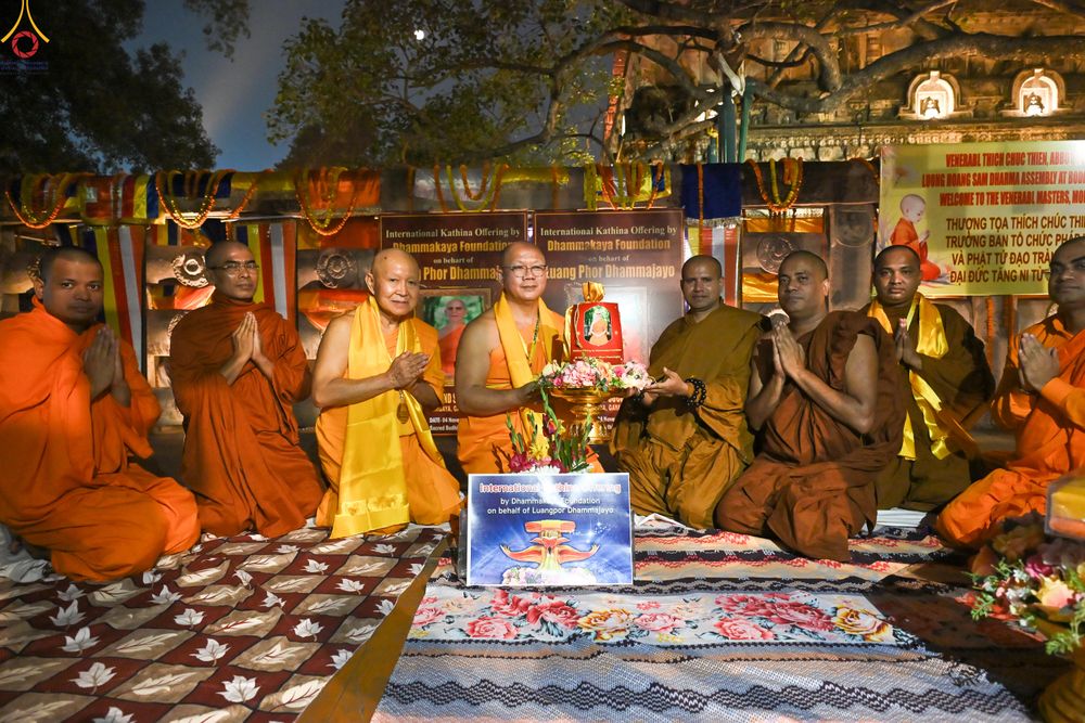 ภาพ No.284109:วันที่ ๔ พฤศจิกายน พุทธศักราช ๒๕๖๘ กฐินสมทบวัดต่างประเทศ โดยคณะศิษยานุศิษย์ บูชาธรรม 81 ปี หลวงพ่อธัมมชโย ณ วัดมหาโพธิ์ เมืองพุทธคยา ประเทศอินเดีย