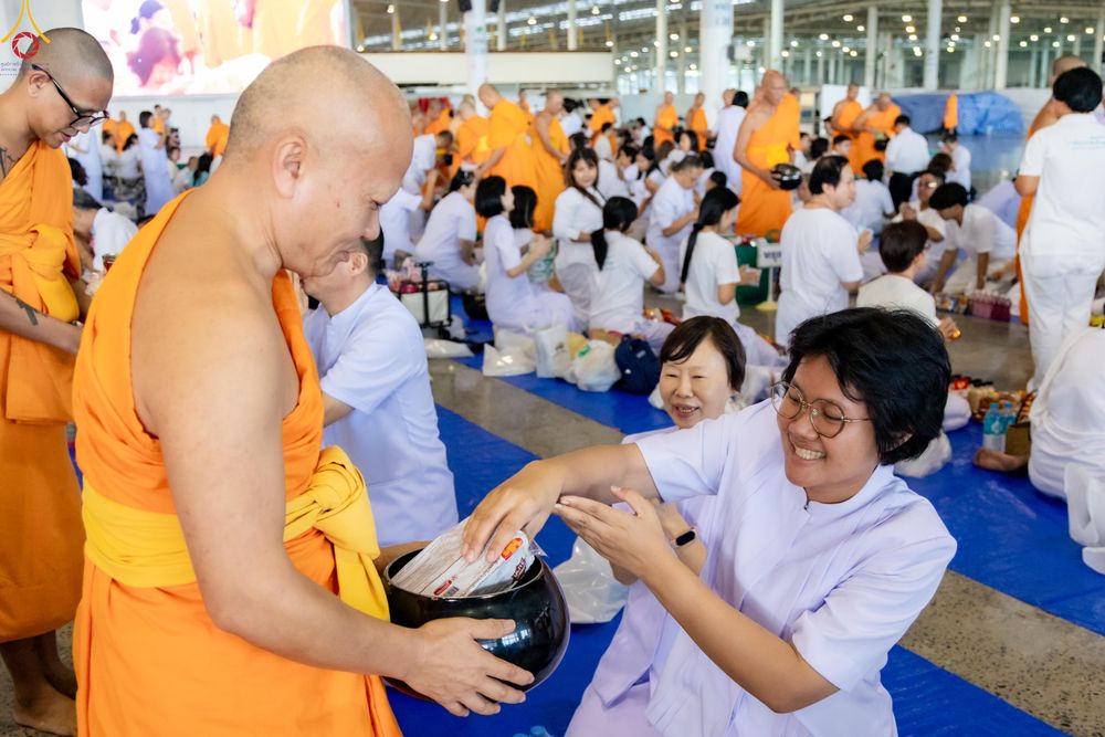 ภาพ No.318194:วันอาทิตย์ต้นเดือนที่ 5 เมษายน พ.ศ.2569 พิธีตักบาตร ณ บ้านแก้วเรือนทองคุณยายอาจารย์ฯ วัดพระธรรมกาย