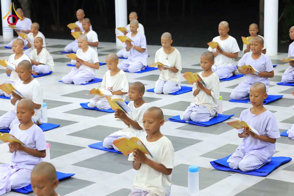 ภาพ No.319957:วันที่ 1 เมษายน พ.ศ.2569 นาคน้อยว่าที่สามเณรธรมทายาท จำนวน 98 คน  ร่วมกันสวดมนต์ทำวัตรเย็นและนั่งสมาธิ ณ ศูนย์ปฏิบัติธรรมบุรีรัมย์ จ.บุรีรัมย์