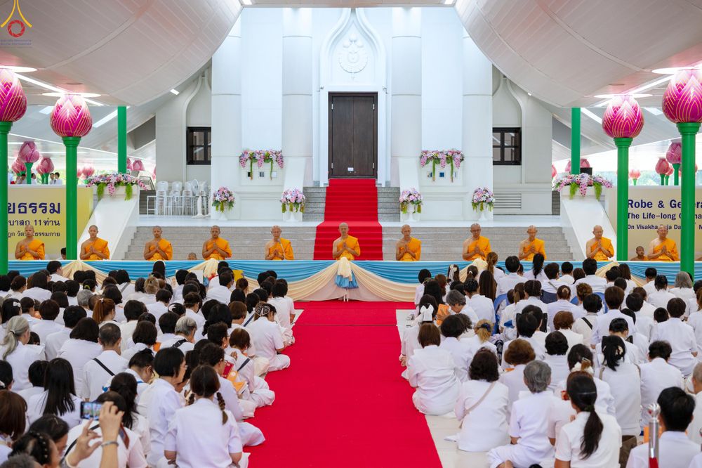ภาพ No.330903:วันวิสาขบูชา อาทิตย์ที่ 31 พฤษภาคม พ.ศ.2569 พิธีบรรพชาสามเณรอุบาสก 11 ท่าน , พิธีถวายบาตรผ้าไตร และจตุปัจจัยไทยธรรม แด่สามเณร , พิธีอุปสมบทอุทิศชีวิต , พิธีกล่าวคำกัปปิยภัณฑ์  ณ อุโบสถพระไตรปิฎก วัดพระธรรมกาย จังหวัดปทุมธานี