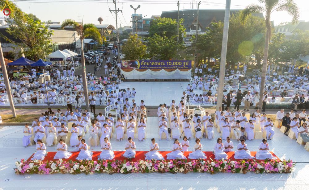ภาพ No.282658:วันเสาร์ที่ 20 ธันวาคม พ.ศ.2568 พิธีตักบาตรพระ 10,000 รูป (ชุด 2) เนื่องในโอกาส 194 ปี จังหวัดกาญจนบุรี และอุทิศส่วนกุศลให้แด่บรรพชนทั้งหลาย บริเวณถนนสองแคว (Skywalk) เมืองกาญจนบุรี