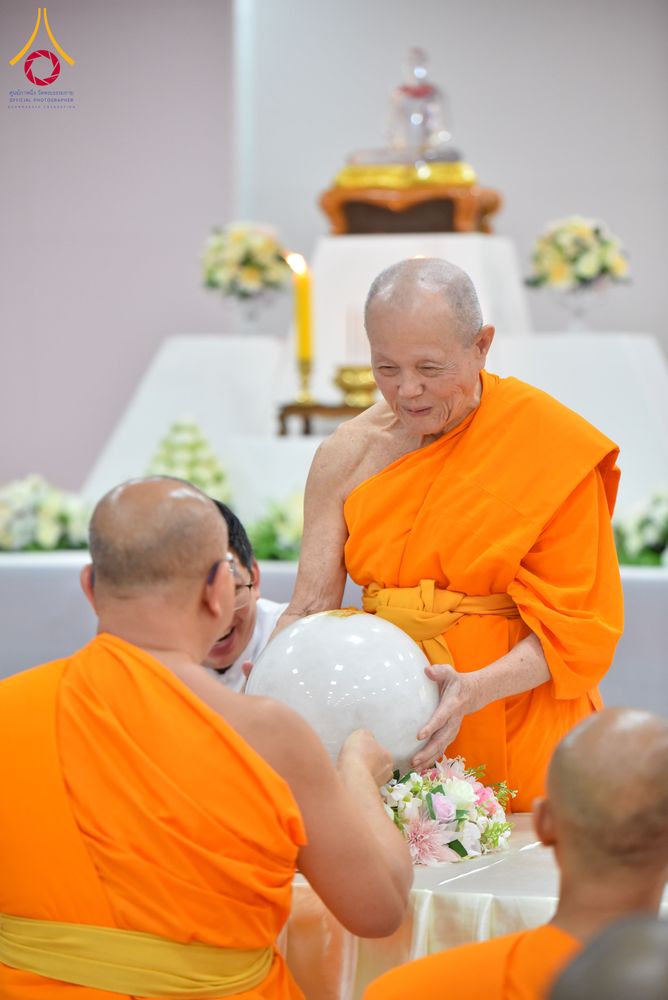 ภาพ No.294259:วันอาทิตย์ที่ 14 ธันวาคม พ.ศ.2568 พิธีเจริญพระพุทธมนต์สมโภชดวงแก้วลูกนิมิตเอก และดวงแก้วนิมิตปฏิบัติธรรม อัญเชิญประดิษฐาน  ณ วัดพระธรรมกายในประเทศสหรัฐอเมริกาและประเทศเยอรมนี 7 แห่ง ณ อาคารปลูกศรัทธา 2 วัดพระธรรมกาย