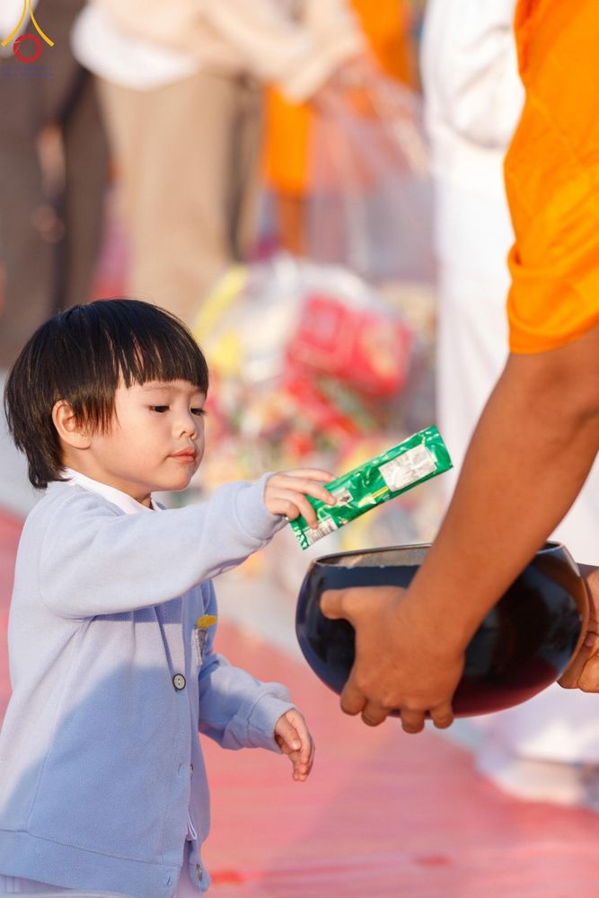 ภาพ No.201234:พิธีตักบาตรพระธรรมยาตรา ณ อนุสรณ์สถานลำดับที่ 5 สถานที่เผยแผ่วิชชาธรรมกายครั้งแรก อนุสรณ์สถานบางปลา วัดบางปลา อำเภอบางเลน จังหวัดนครปฐม ในโครงการธรรมยาตรา กตัญญูบูชา มหาปูชนียาจารย์ พระมงคลเทพมุนี(สด จนฺทสโร) พระผู้ปราบมาร อนุสรณ์สถาน 7 แห่ง ปีที่ 13