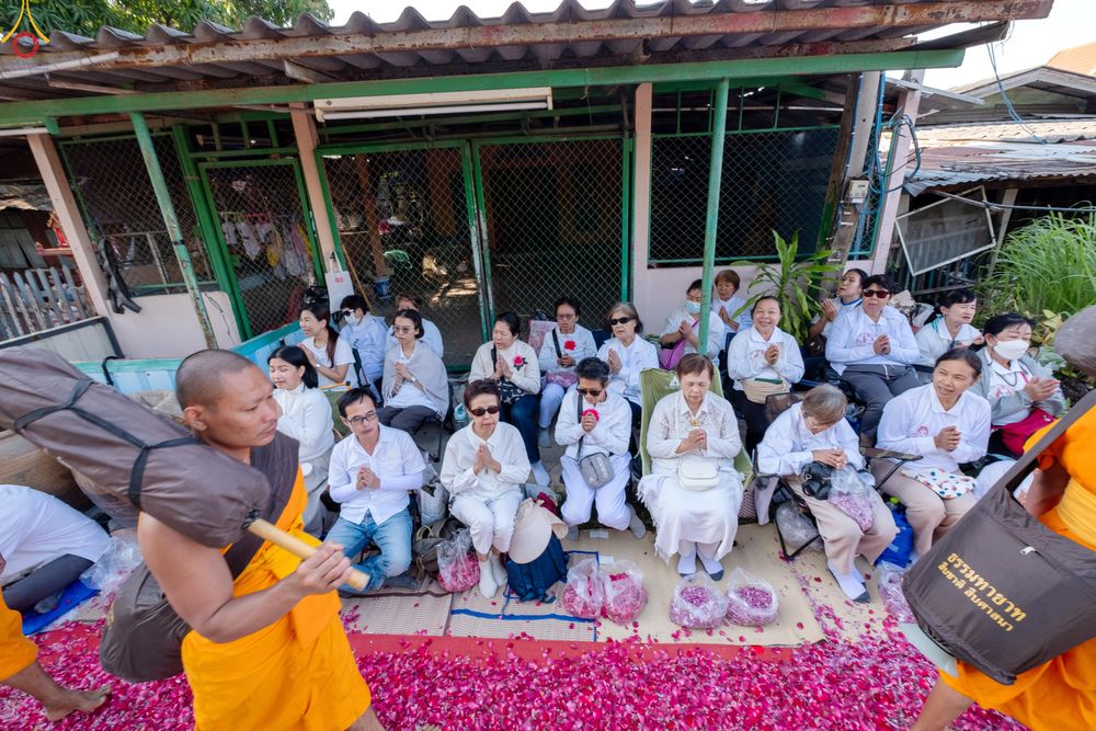 ภาพ No.292865:วันที่ 11 มกราคม พ.ศ. 2569 พิธีต้อนรับพระธรรมยาตรา ณ อนุสรณ์สถานลำดับที่ 3 สถานที่เกิดในเพศสมณะ วัดสองพี่น้อง อำเภอสองพี่น้อง จังหวัดสุพรรณบุรี ในโครงการธรรมยาตรา กตัญญูบูชา มหาปูชนียาจารย์ พระมงคลเทพมุนี(สด จนฺทสโร) พระผู้ปราบมาร อนุสรณ์สถาน 7 แห่ง ปีที