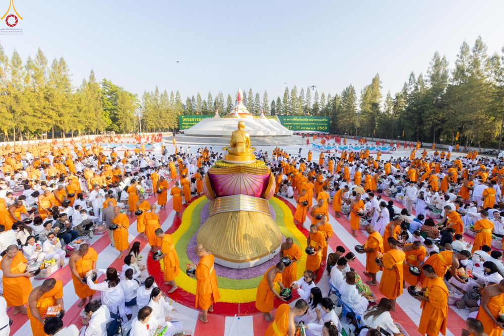 ภาพ No.292440:วันที่ 11 มกราคม พ.ศ. 2569 พิธีตักบาตรพระธรรมยาตรา ณ อนุสรณ์สถานคลองบางนางแท่น อ.สามพราน จ.นครปฐม ในโครงการธรรมยาตรา กตัญญูบูชา มหาปูชนียาจารย์ พระมงคลเทพมุนี(สด จนฺทสโร) พระผู้ปราบมาร อนุสรณ์สถาน 7 แห่ง ปีที่ 14