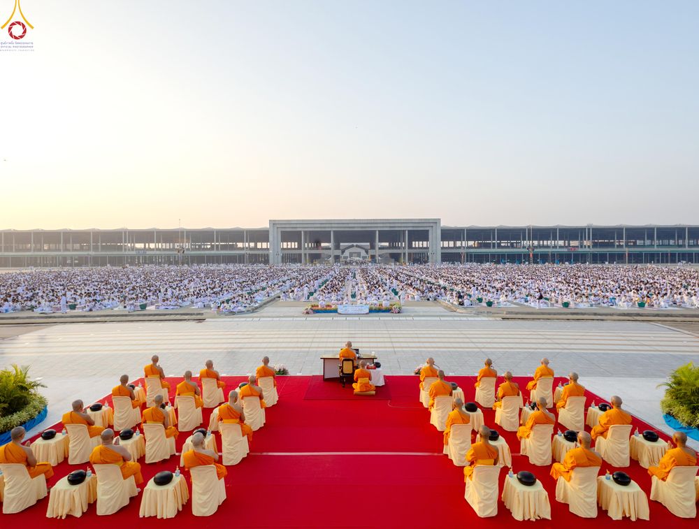 ภาพ No.279753:วันที่ 1 มกราคม พ.ศ.2569 พิธีตักบาตรในวันขึ้นปีใหม่ ณ ลานธรรม วัดพระธรรมกาย